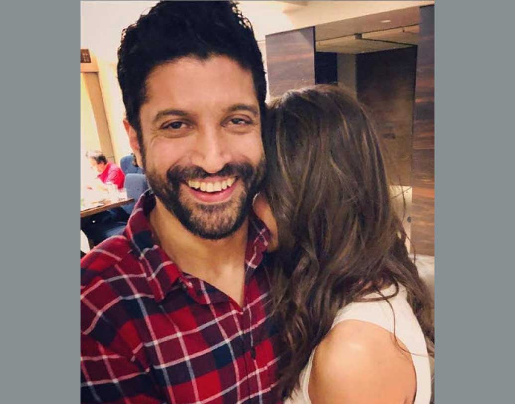 শিবানীর সঙ্গে খুনসুটির ছবিও পোস্ট করেন ফারহান। একেবারে ‘পিডিএ’ যাকে বলে। তবে শুধু এতেই কি বিয়ে নিয়ে জল্পনা?