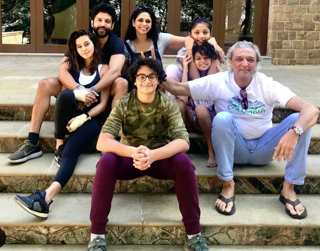 ফারহান নতুন বছরের শুভেচ্ছাও জানিয়েছেন, সেখানে পরিবারের সঙ্গেও শিবানী ছিলেন। শিবানীর সঙ্গে ফারহানের পারিবারিক সম্পর্ক অত্যন্ত ভাল। কিন্তু কী করেন শিবানী?