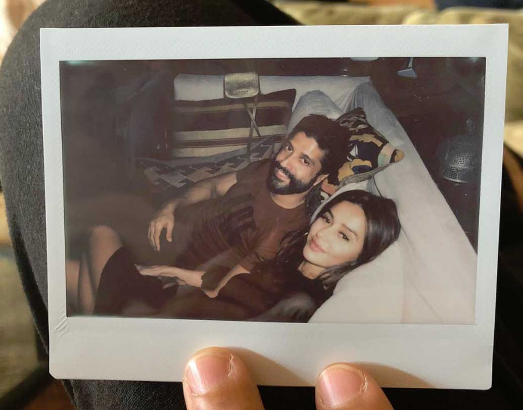 সেই পোস্টে পাশাপাশি দু’জনের ছবি সোশ্যাল মিডিয়ায় পোস্ট করেছিলেন ফারহান, আর সেই ছবিটি ছিল একটি কার্ডে। আর এতেই বলি মহলের একাংশের ধারণা ২০১৯ সালেই ফের সাত পাকে বাঁধা পড়বেন ফারহান আখতার।