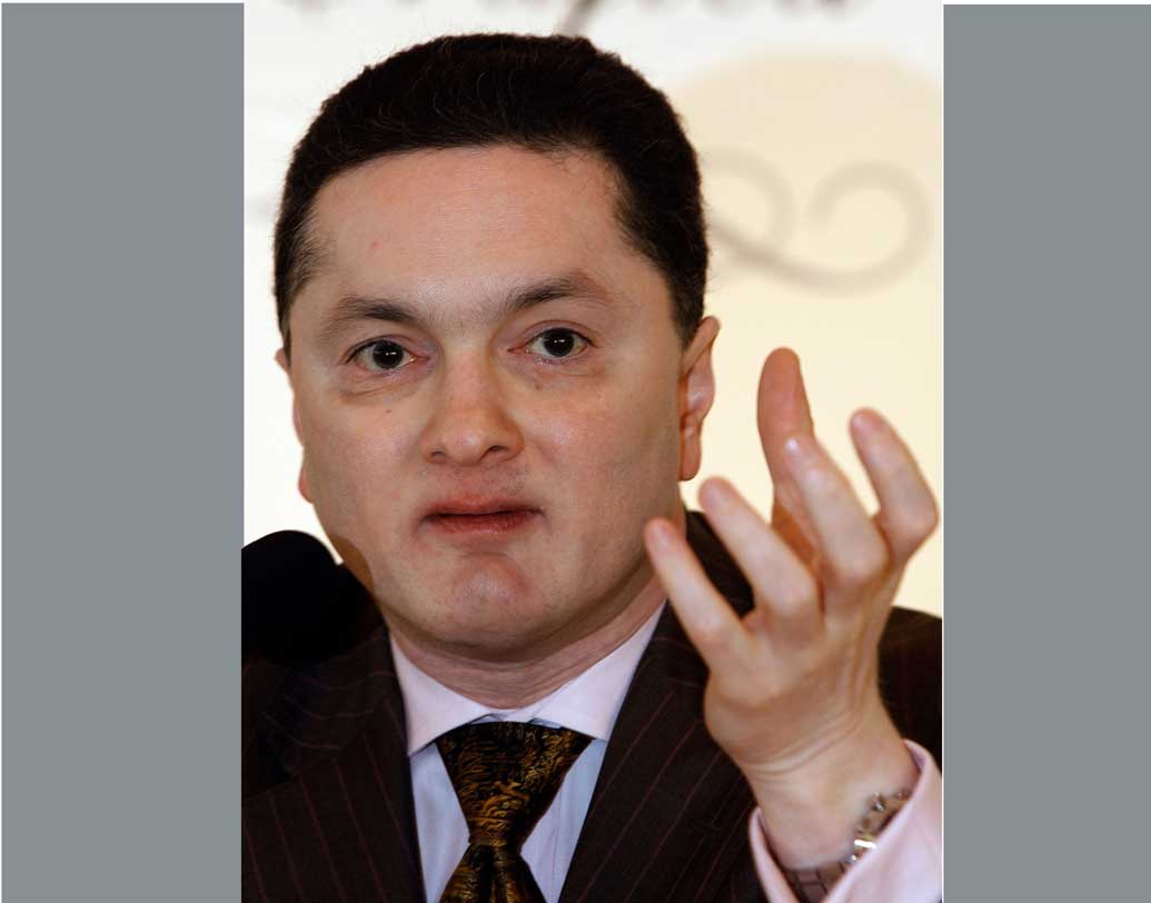 গৌতমের পরামর্শেই নাকি বিজয়পতের ‘চেয়ারম্যান এমেরিটাস’ পদ কেড়ে নেওয়া হয়। তাঁকে রেমন্ডের বোর্ড থেকেও তাঁকে সরিয়ে দেওয়া হয়।যদিও গৌতম বলেছেন, ‘‘রেমন্ডেসের বোর্ড থেকে বাবাকে সরানোর সিদ্ধান্ত সঠিক।’’