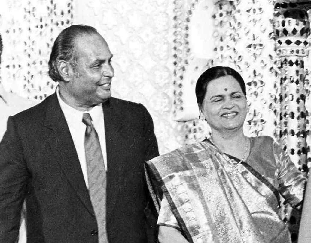 শেষ পর্যন্ত আসরে নামেন তাঁদের মা কোকিলাবেন অম্বানী। তাঁর মধ্যস্থতায় ২০০৫ সালে দুই ভাইয়ের মধ্যে বিরোধের শেষ হয়। যদিও ধীরুভাইয়ের রিলায়্যান্স সাম্রাজ্য ভাগ হয়ে যায় দুই ভাইয়ের মধ্যে।