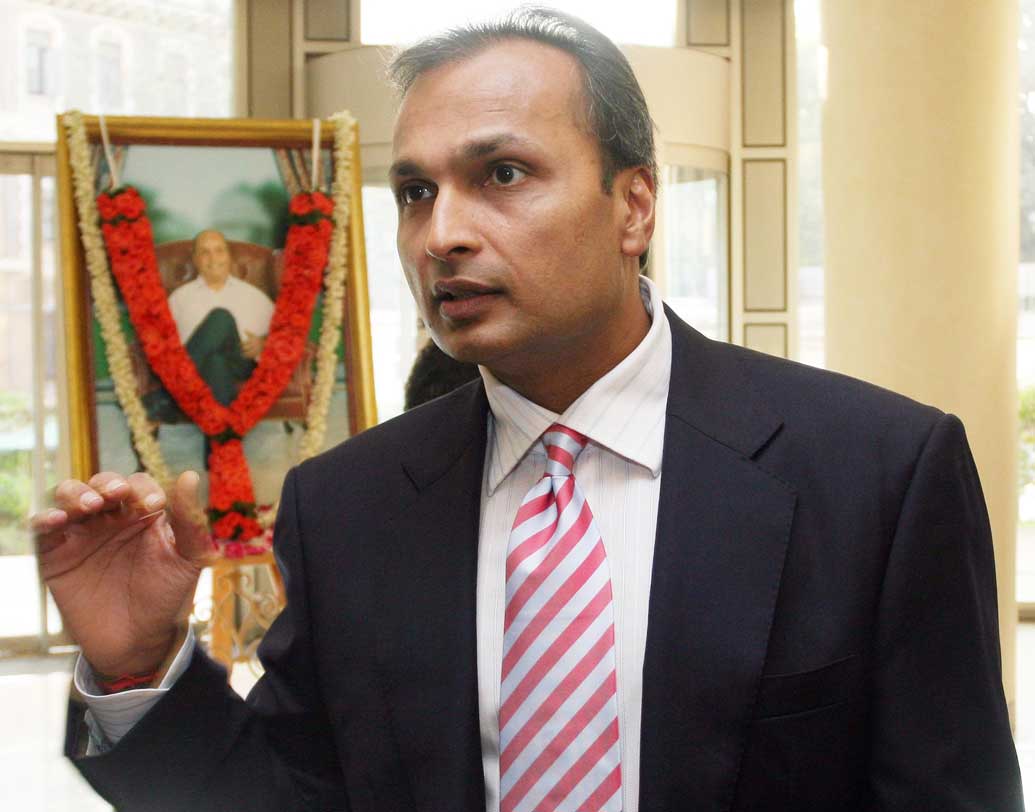 মুকেশের দখলে যায় তৈল শোধনাগার, পেট্রোকেমিক্যালস সংস্থাগুলি। অনিলের হাতে যায় বিদ্যুৎ উৎপাদন ও আর্থিক সংস্থাগুলি। ফোন আর মোবাইল কানেকশন এক সঙ্গে দিয়ে প্রতিযোগীদের পিছনে ফেলে দিয়েছিল মুকেশ নেতৃত্বাধীন রিলায়্যান্সের টেলিকমিউনিকেশন সংস্থা। সেই কোম্পানিও পান অনিল।