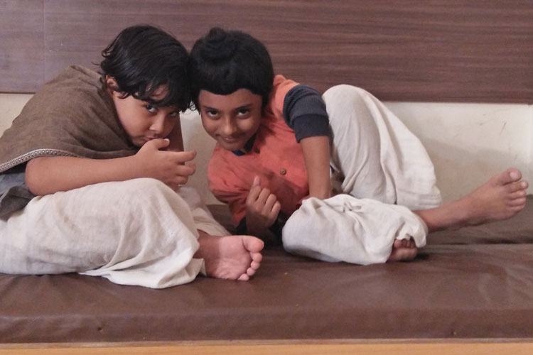 What does Aranya do in makeup room? dgtl