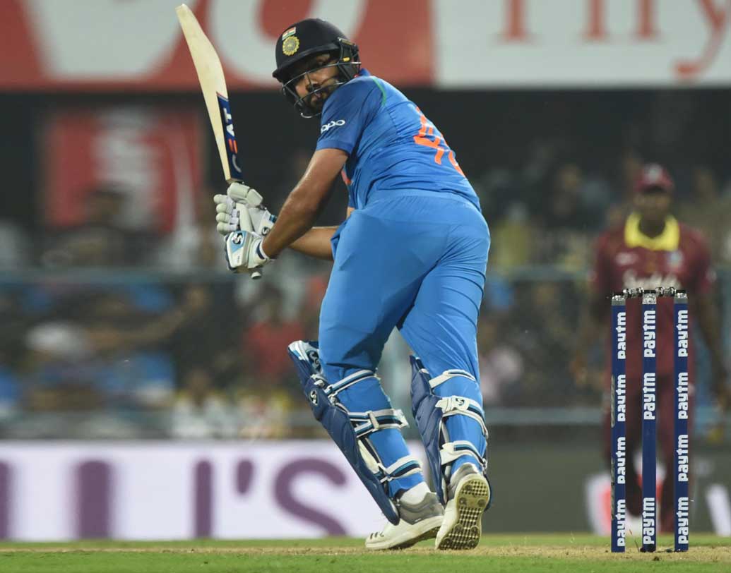 রোহিত শর্মা: এক দিন এবং টি-টোয়েটিতে ভারতীয় দলের সহ-অধিনায়ক সে দিন পাঁচ নম্বরে ব্যাট করতে এসেছিলেন। সীমিত ওভারের ম্যাচে বর্তমানে ভারতীয় দলের অন্যতম সেরা ব্যাটসম্যানের নাম রোহিত।