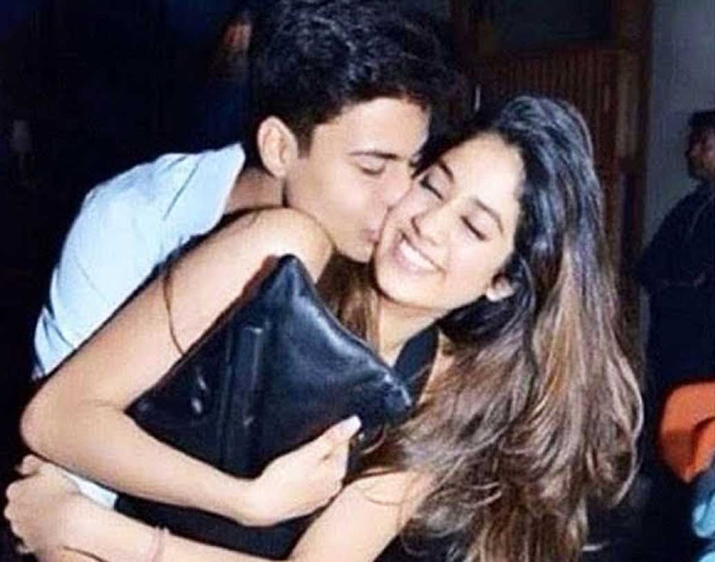 আসলে অক্ষতের হাবভাবেই বেড়েছে সন্দেহ। অক্ষত যেন সবার সামনে আসতেই ভয় পান জাহ্নবী পাশে থাকলে। স্বাভাবিক ভাবে আর পাঁচ জন বন্ধুর মতো তাঁর সঙ্গে ঘুরে বেড়াতে পারেন না। জন্মদিনে বান্ধবীকে শুভেচ্ছা জানাতে এসেছিলেন হুডি পরে। শুধু বন্ধু হলে পাপারাজ্জিদের এড়াতে এত ভয় কেন? আসলে ডেট করছেন দু’জনে, বলছে বি টাউনের সূত্র।