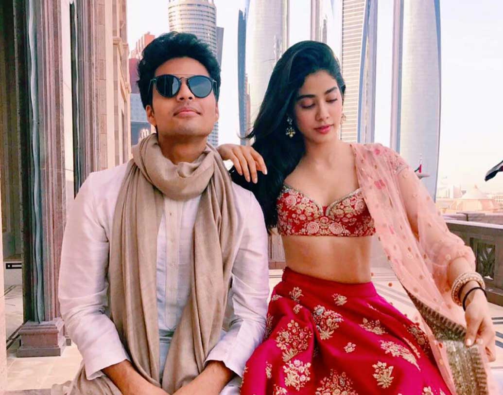 জাহ্নবী আর অক্ষতকে অত্যন্ত ঘনিষ্ঠ অবস্থায় দেখা গিয়েছে পার্টি করতে। সেই ছবি ভাইরাল হয়। তবে বছর বাইশের এই ছেলেটির পরিচয় জানলে কিন্তু অবাক হবেন।