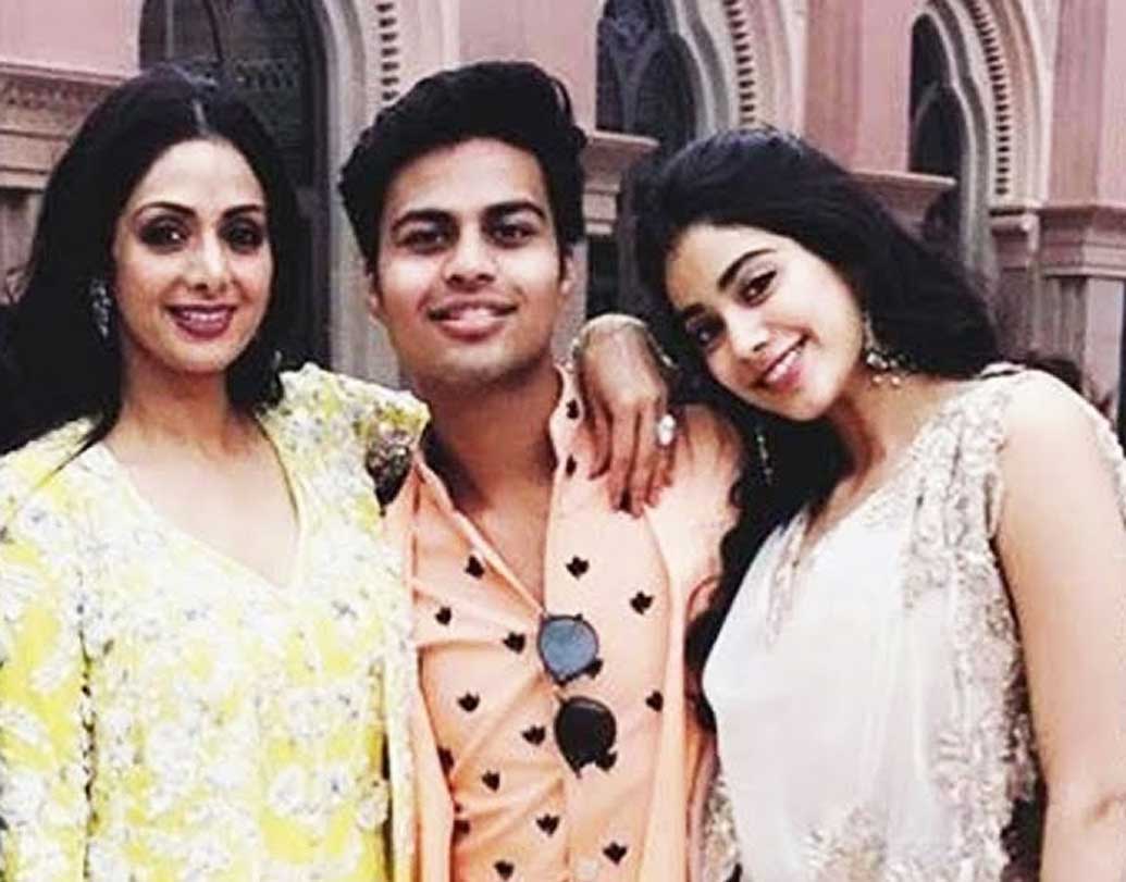 বস্টনের টাফটস বিশ্ববিদ্যালয় থেকে পড়াশোনা করেছেন অক্ষত। বিভিন্ন শিল্প সম্মেলনেও দেখা গিয়েছে এই তরুণকে। তবে তিনি নাকি একবার রেগে গিয়েছিলেন জাহ্নবীর উপরে।