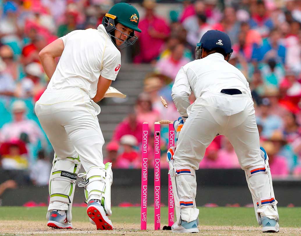 চায়ের বিরতির পরে প্রথম ওভারেই টিম পেনকে বোল্ড করেন কুলদীপ। ফ্লাইট বুঝতেই পারেননি অজি অধিনায়ক। ১৯৮ রানে পড়ল অস্ট্রেলিয়ার ষষ্ঠ উইকেট।