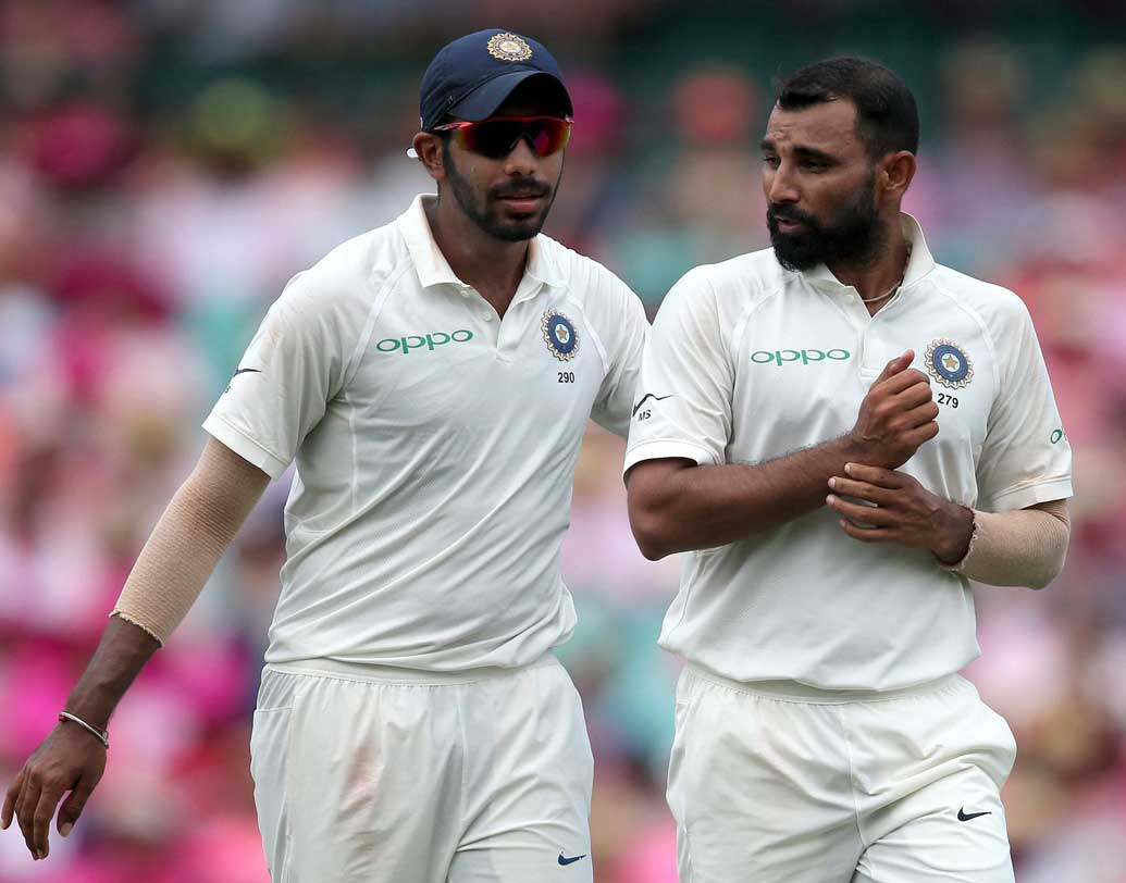 আর উইকেট হারায়নি অস্ট্রেলিয়া। অবিচ্ছিন্ন সপ্তম উইকেটে ৩৮ রান যোগ করেন পিটার হ্যান্ডসকম্ব (২৮) ও প্যাট কামিংস (২৫)। তবে দ্বিতীয় নতুন বল এখনও নেয়নি ভারত। রবিবার সকালে বুমরা-শামি কিন্তু নতুন বলেই আক্রমণ করবেন।