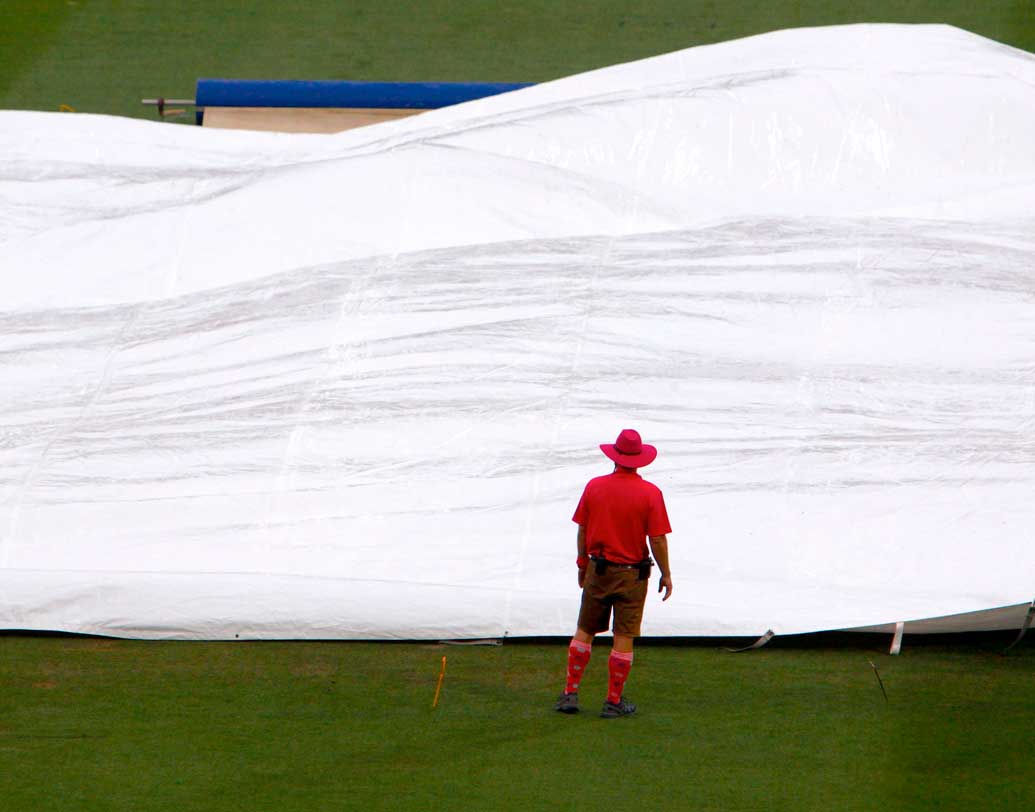 দিনের শেষ ঘন্টার খেলা বৃষ্টিতে ধুয়ে গেল। এদিন নষ্ট হল ১৬.৩ ওভার। কম আলো ও বৃষ্টি সাময়িক স্বস্তি দিল অস্ট্রেলিয়াকে। ছয় উইকেটে তারা তুলেছে ২৩৬ রান।