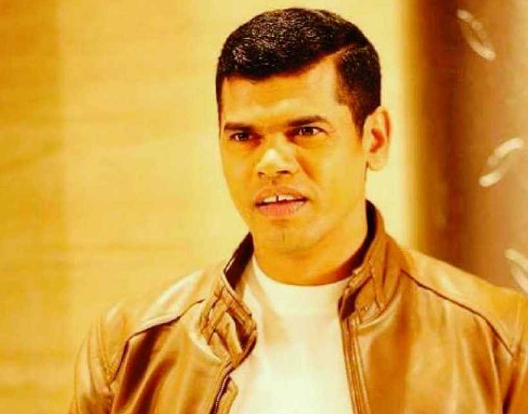 মুম্বইতেই সিদ্ধার্থ যাদবের জন্ম আর বেড়ে ওঠা। অভিনয়ে হাতেখড়ি হওয়ার আগে পুলিশ অফিসার হওয়ার স্বপ্ন দেখতেন আজকের অভিনেতা। পুলিশ হলেন না ঠিকই। কিন্তু পুলিশ অফিসার সন্তোষ তাওড়ের ভূমিকায় অভিনয় করে শিরোনামে সিদ্ধার্থ।