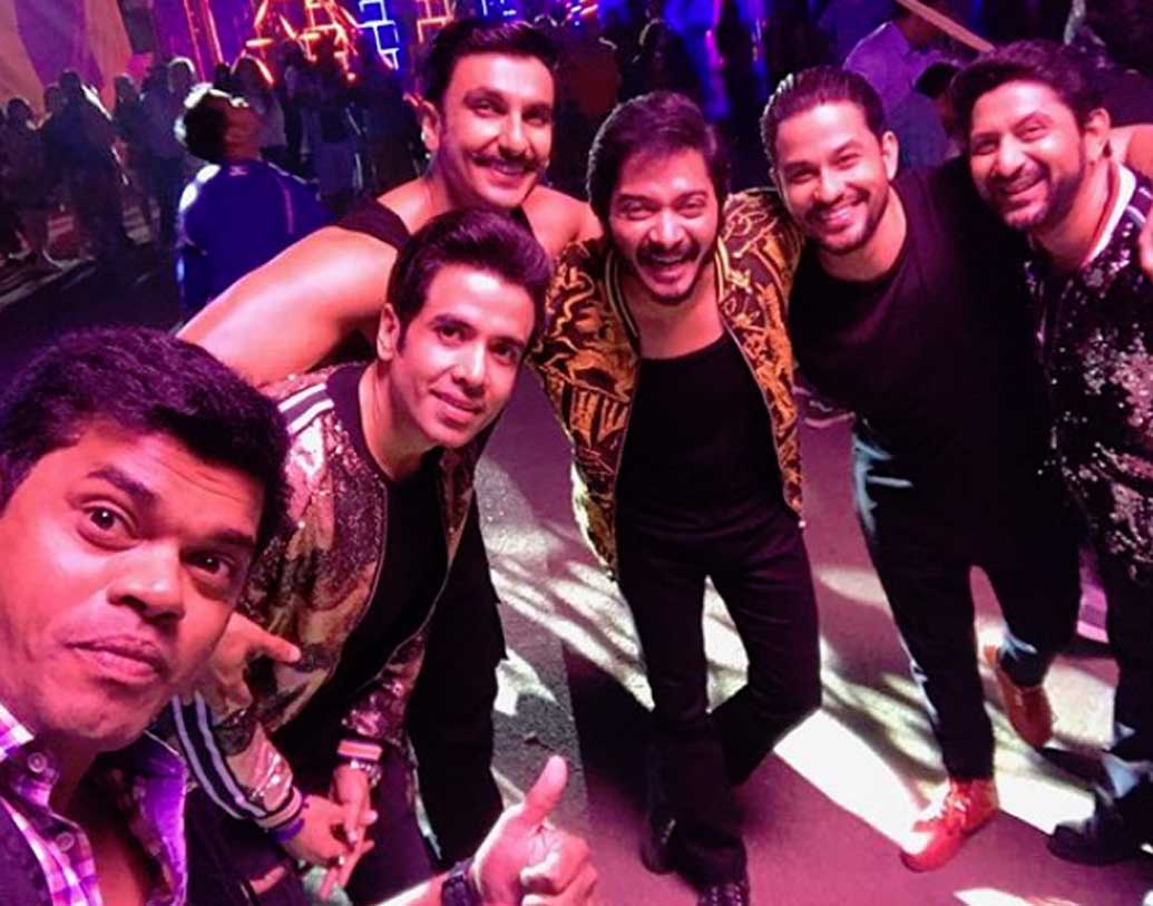 শুধু ইন্ডাস্ট্রি নয়। অভিনেতার পাড়া পড়শিও তাঁর গায়ের রং থেকে চেহারা ইত্যাদি নিয়ে ঠাট্টা করতেন। তবে সিদ্ধার্থের কথায়, ‘আমার দাদা মনে সাহস জোগাতেন। বলতেন, তোর মধ্যে এমন অনেক গুণই আছে, যেগুলোর জন্য আমরা গর্বিত।’