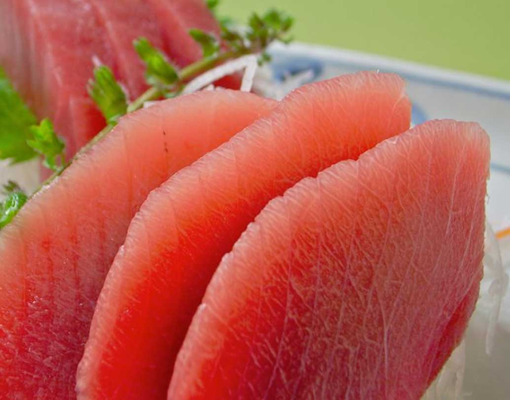 ১৯৩৫ সাল থেকেই এই সুকিজিতে মাছের বাজারে টুনা মাছ নিলামে ওঠে। এক্কেবারে নামী সুশি রেস্তরাঁর শেফ থেকে একদম ছাপোষা মৎস্য ব্যবসায়ী সকলেই মাছ বিকিকিনি করেন এখানে। বিশেষ করে বছরের শুরুতে নিলাম হয় দেখার মতো। দেশ-বিদেশ থেকে বহু মানুষ জড়ো হন টুনা মাছ কিনতে।