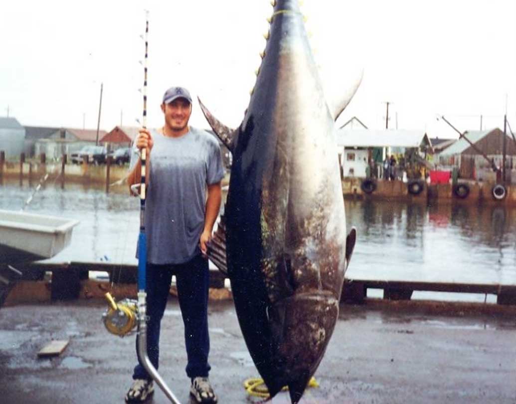 ভোর হওয়ার আগেই রবারের বুট পরে বরফ ঢাকা টুনা মাছ পরখ করতে আসেন ব্যবসায়ীরা। ঘড়ির কাঁটায় ভোর ৫টা ১০ হলেই নিলাম শুরু হওয়ার ঘণ্টা বাজতে শুরু করে।