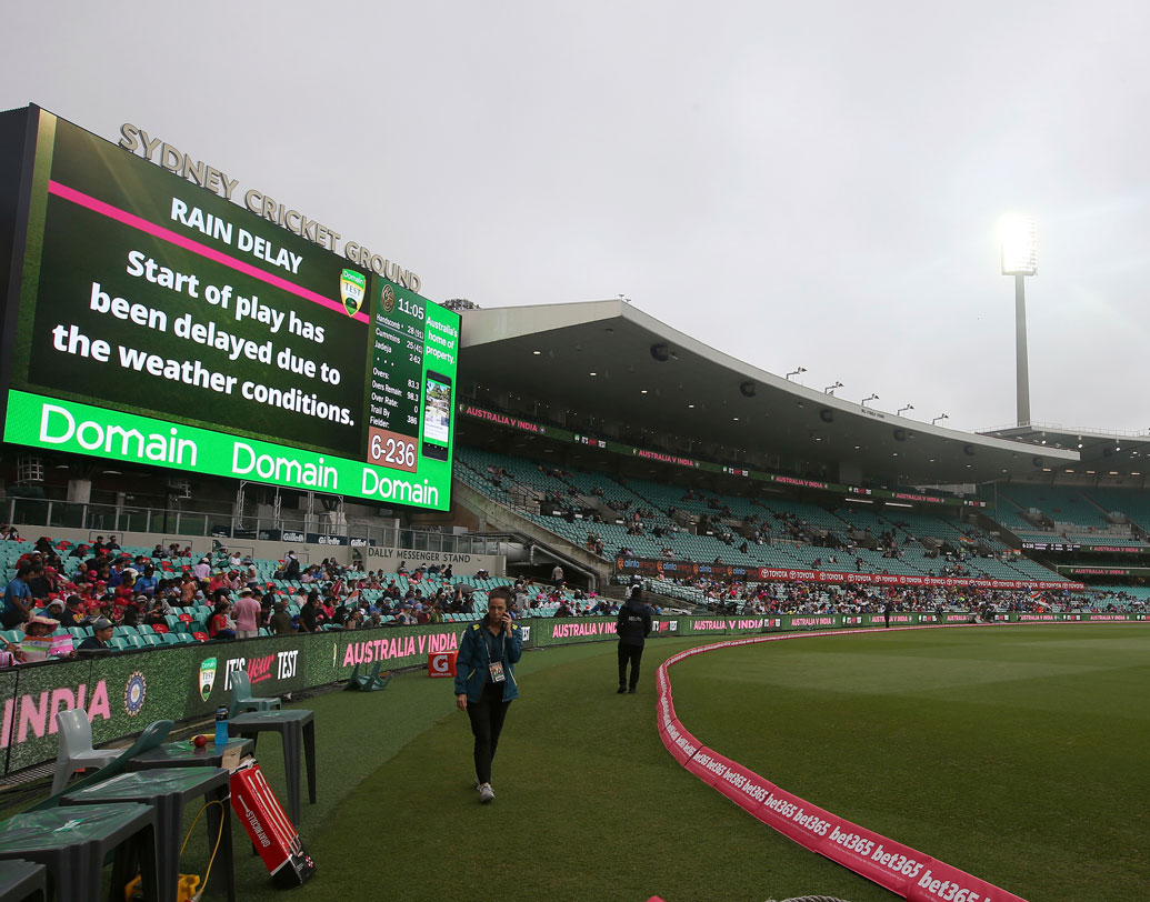 এ দিন বৃষ্টির কারণে প্রথম সেশন পুরোপুরি নষ্ট হয়। নষ্ট হয় শেষ সেশনের খেলাও। যেটুকু সময় খেলা হয়, তার মধ্যে অজিদের প্রথম ইনিংসের শেষ চার উইকেট তুলে নেন কুলদীপ-শামিরা।