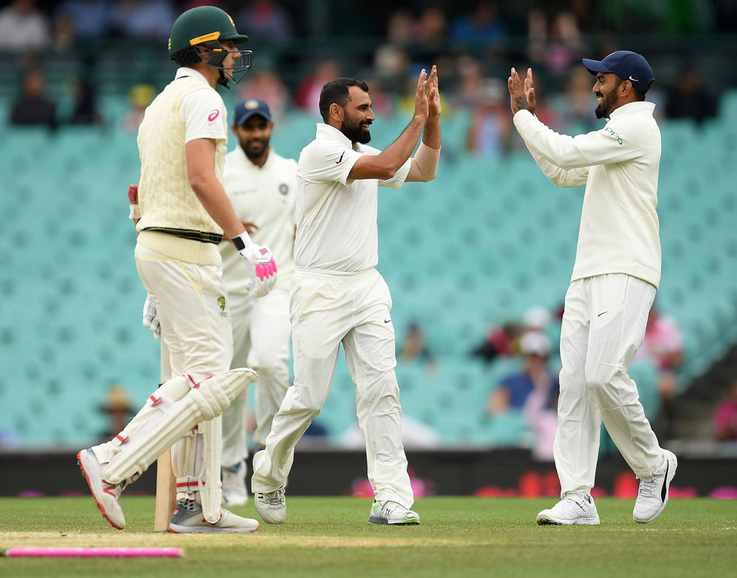 দিনের প্রথম উইকেট নেন মহম্মদ শামি। কামিন্সকে বোল্ড করেন তিনি। ২৫ রান করেন কামিন্স।