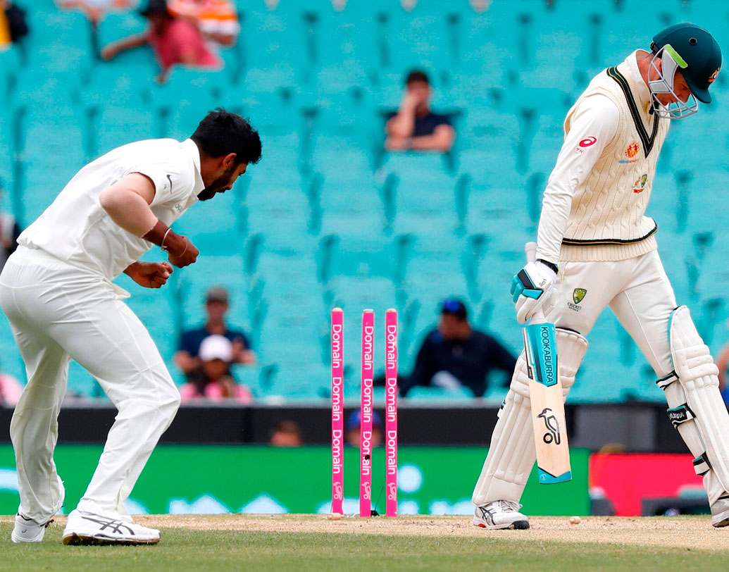 কিছুক্ষণের মধ্যেই বুমরার বলে বোল্ড হন হ্যান্ডসকম্ব। ১১১ বলে ৩৭ রান করেন তিনি।