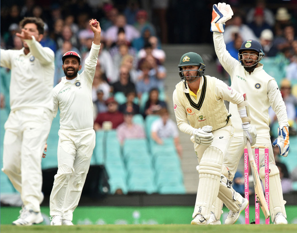 এর পরেই শুরু হয় কুলদীপের ভেল্কি। তাঁর প্রথম শিকার নাথান লায়ন। কোনও রান করার আগেই এলবিডব্লিউ হন তিনি।