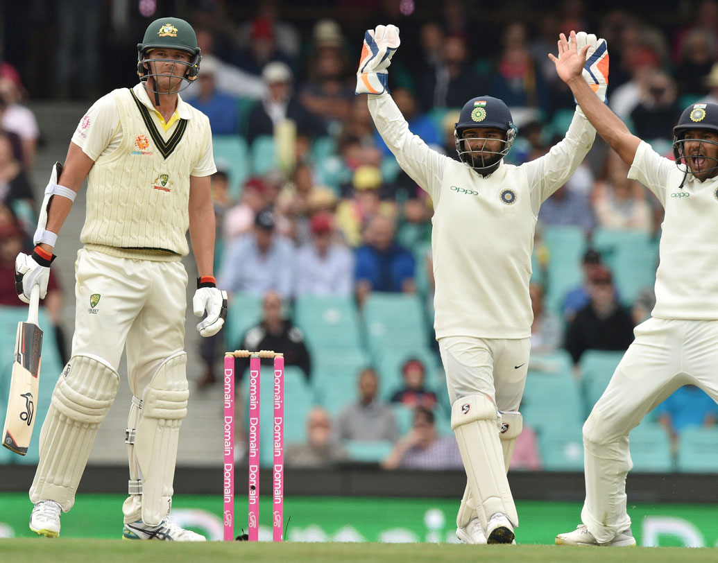 কুলদীপের পঞ্চম শিকার হ্যাজেলউড। ২১ রান করার পর কুলদীপের বলে তিনিও এলবিডব্লিউ হন।