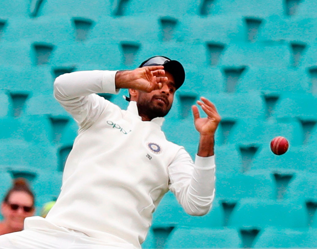 সিডনি টেস্টে প্রথম ইনিংসে ৩০০ রান তুললেও অজিদের কৃতজ্ঞ থাকা উচিত হনুমা বিহারীর প্রতি। যে ভাবে হ্যাজেলউডের সহজ ক্যাচ হনুমা ফেললেন, তাতে ক্লাব স্তরের ক্রিকেটাররাও লজ্জা পাবেন।