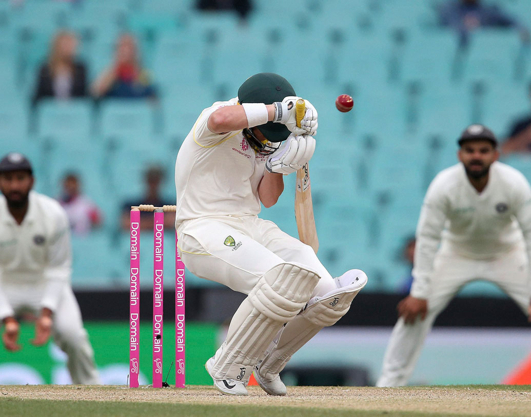 সিডনিতে ফলো অনে অস্ট্রেলিয়া আরও একটি লজ্জার রেকর্ড করল। ৩০ বছর পর দেশের মাটিতে প্রথম ফলো অনের মুখে পড়তে হল অজিদের।