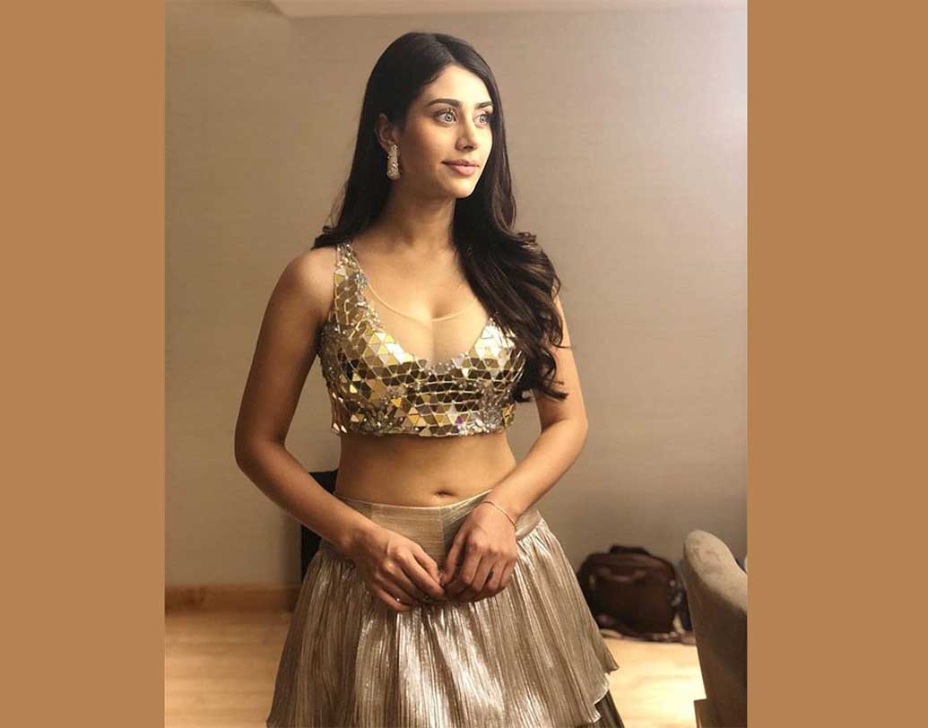 এদিকে সলমনের বোন অর্পিতা শর্মা নাকি ওয়ারিনার সঙ্গে আয়ূষের ঘনিষ্ঠতার কারণে রীতিমতো ক্ষুব্ধ। যদিও অর্পিতার ভূয়ষী প্রশংসা করে খান পরিবারকে নিজের পরিবার বলেই উল্লেখ করেছিলেন ওয়ারিনা। এই পরিবারের জন্য নিজেকে একা মনে হয় না, এমনটাও বলেন তিনি।