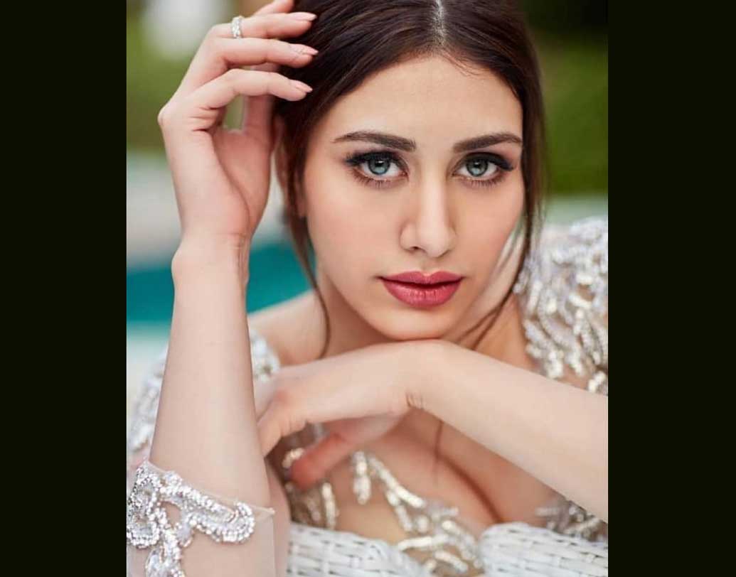 নিউ ইয়র্ক ফিল্ম অ্যাকাডেমি থেকে পড়াশোনা করেছেন ওয়ারিনা। বই পড়তে অসম্ভব ভালবাসেন এই নায়িকা। ভালবাসেন সামাজিক কাজকর্মের সঙ্গে যুক্ত থাকতেও। গান, নাচ, বেড়ানো এই তিনটি বিষয় সবচেয়ে বেশি পছন্দ ওয়ারিনার।