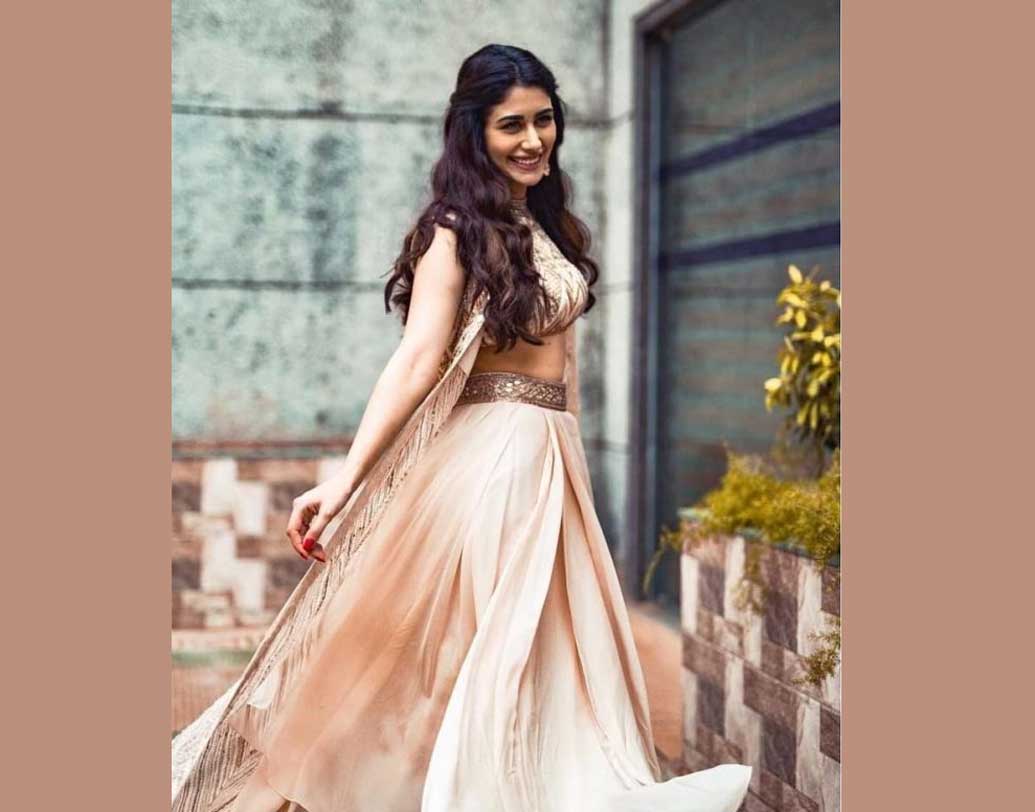 চকোলেট সংস্থার বিজ্ঞাপনের মাধ্যমে ওয়ারিনা সবার নজর কেড়েছিলেন।