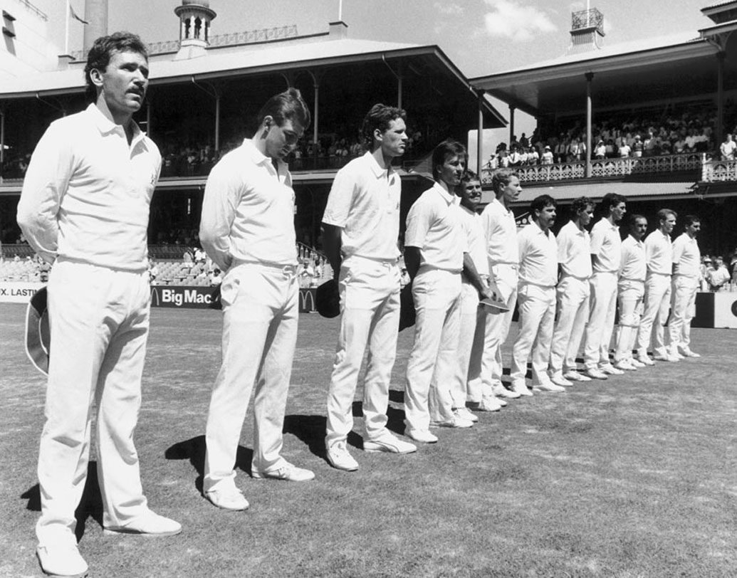 ১৯৮৮তে এসসিজিতে ফলো অনের সামনে পড়েছিল অজিরা। বিপক্ষে ছিল সফররত ইংল্যান্ড। এর পর ঘরের মাঠে ১৭২টি টেস্ট খেললেও তাদের কেউ ফলো অন করাতে পারেনি।