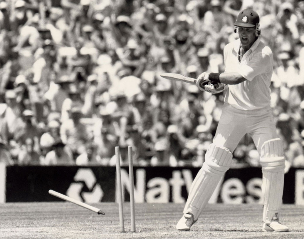 সেই ম্যাচে মাইক গ্যাটিংয়ের নেতৃত্বাধীন ইংল্যান্ড প্রথমে ব্যাট করে ৪২৫ রান তুলেছিল। ক্রিস ব্রড করেছিলেন ১৩৯। জবাবে ব্যাট করতে নেমে অজিদের প্রথম ইনিংস শেষ হয়ে যায় ২১৪ রানে।