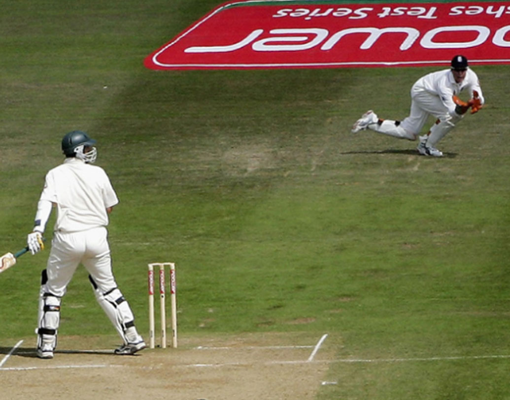 দ্বিতীয় ইনিংসে কিছুটা চাপের মধ্যে পড়েছিল ইংল্যান্ড। যদিও শেষ পর্যন্ত তিন উইকেটে ম্যাচ জিতে যায় ইংল্যান্ড।