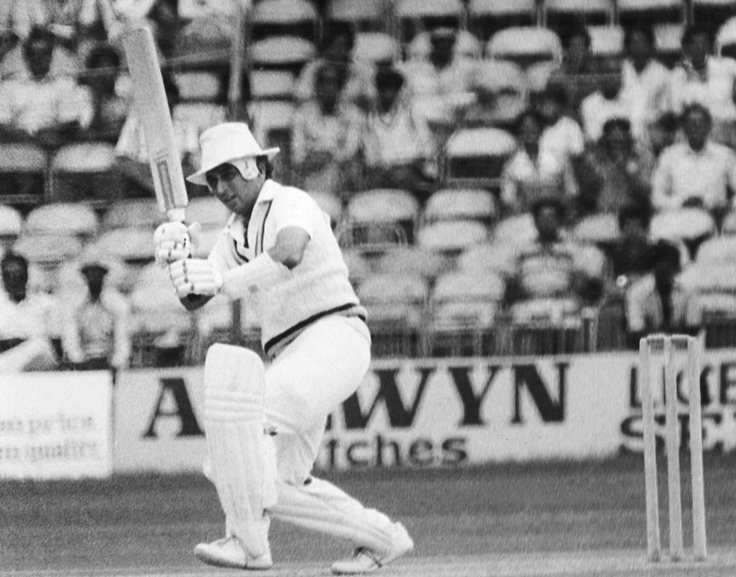 জবাবে ৩৯৬ রানে থেমে যায় অজিদের প্রথম ইনিংস। দ্বিতীয় ইনিংসে ছয় উইকেটে ১১৯ রান তুলে ম্যাচ বাঁচিয়ে দিয়েছিলেন অজিরা।