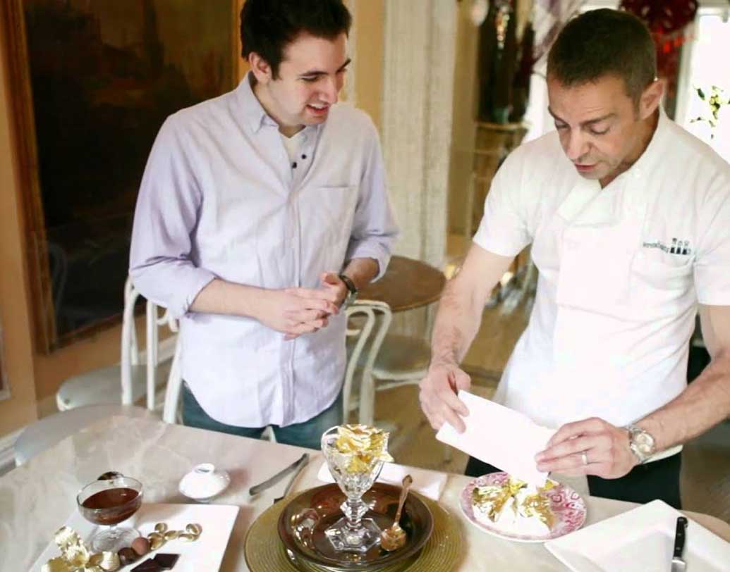 তবে এই আইসক্রিম কিন্তু চাইলেই পাবেন না। খেতে চাইলে অর্ডার দিতে হয় অন্তত দু’দিন আগে।