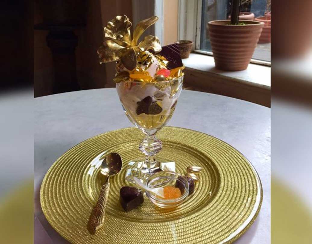 আইসক্রিমটি পরিবেশন করা হয় একটি ব্যাকারেট ক্রিস্টাল গোবলেটের মাঝে ২৩ ক্যারাটের সোনার পাতায় মুড়ে।