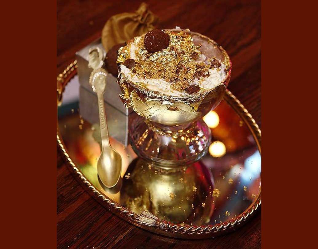 পাশেই থাকে ১৮ ক্যারাট সোনার একটি চামচ। এই আইসক্রিমের উপকরণ কোথা থেকে আসে জানেন?