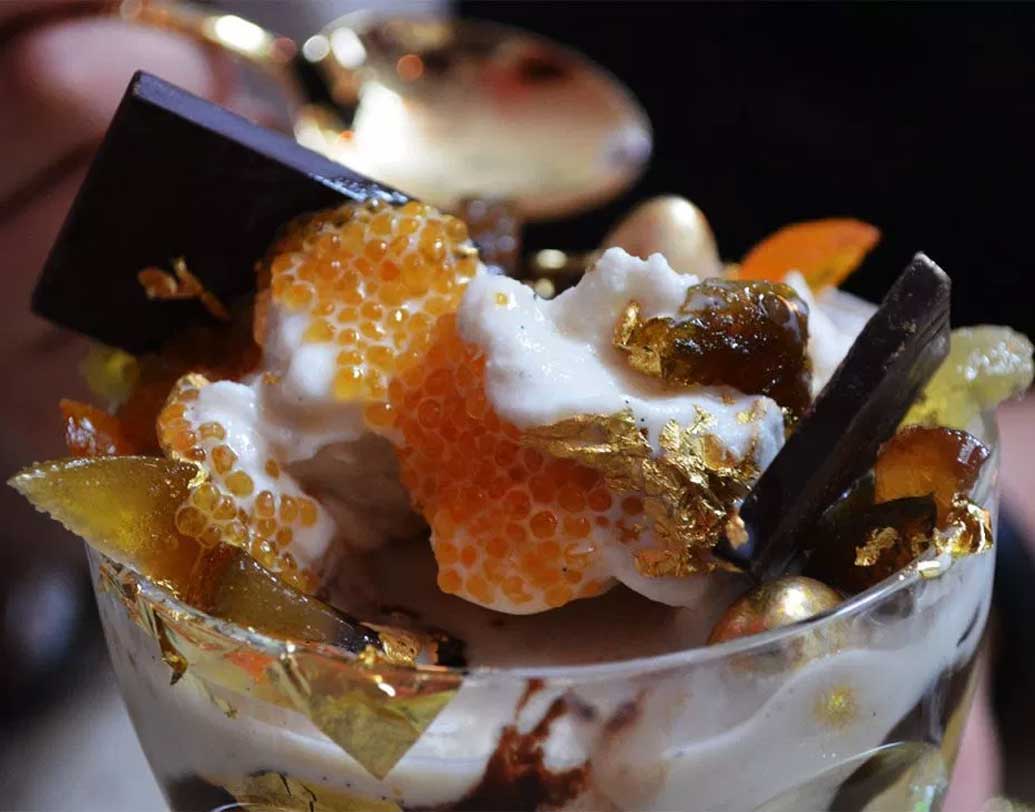 একেবারে খুদে একটি কোন আইসক্রীম সোনার পাতা দিয়ে মোড়া তো থাকেই, এ ছাড়াও ‘এডিবল ডায়মন্ডস’ অর্থাৎ খাওয়া যায়, এমন হিরের কুচিও দেওয়া থাকে এতে। ছোট একটি কোনের দাম ১২৭ ডলারের কাছাকাছি। ভারতীয় মুদ্রায় যা প্রায় ৮,৮৪০ টাকা।