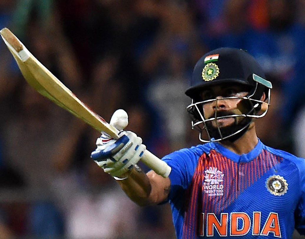 ক্রিকেট দুনিয়ার প্রথম ক্যাপ্টেন হিসাবে টানা তিন বছর এক হাজারেরও উপরে টেস্ট রান করেছেন কোহালি। গত বছরের ৫ অক্টোবর এই কীর্তি ছুঁয়েছেন তিনি।