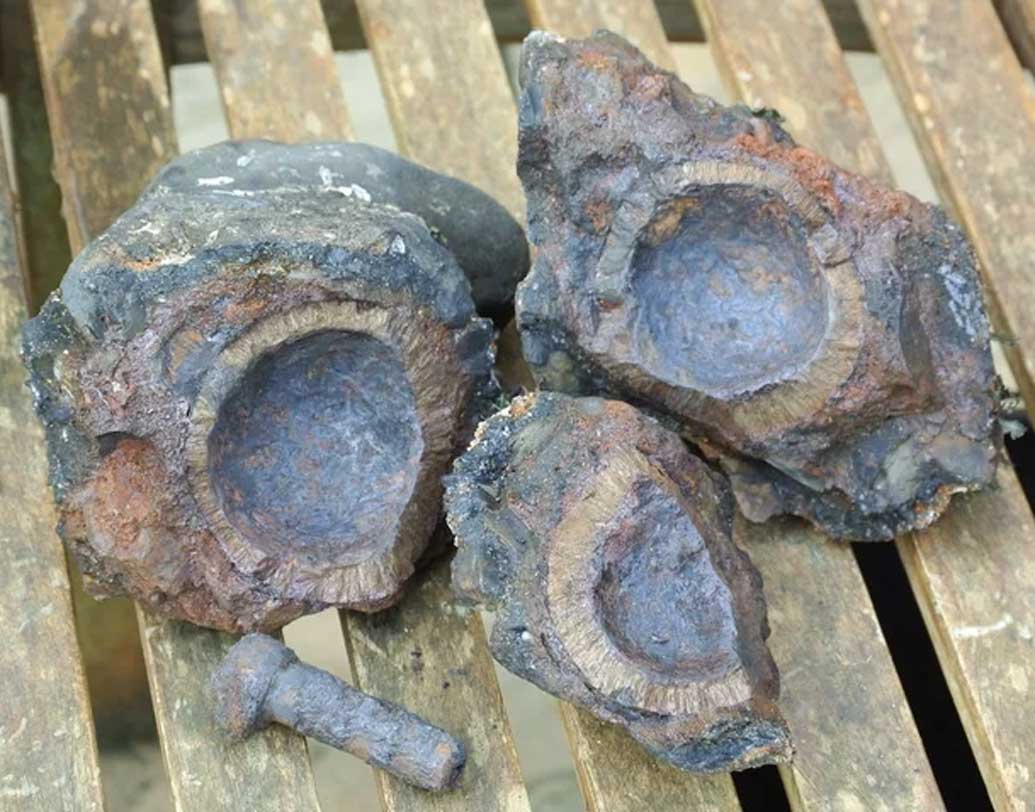 মরচে ধরা হ্যান্ড গ্রেনেডটি অবশ্য উদ্ধারের পরই দু’ভাগে ভাগ হয়ে ভেঙে যায়। ভিতর থেকে গান পাউডার বেরিয়ে আসে। এই গান পাউডারগুলি নাকি এখনও বিস্ফোরক হিসাবে ব্যবহার করা যায়। গবেষণা চলছে এই গান পাউডার নিয়ে।