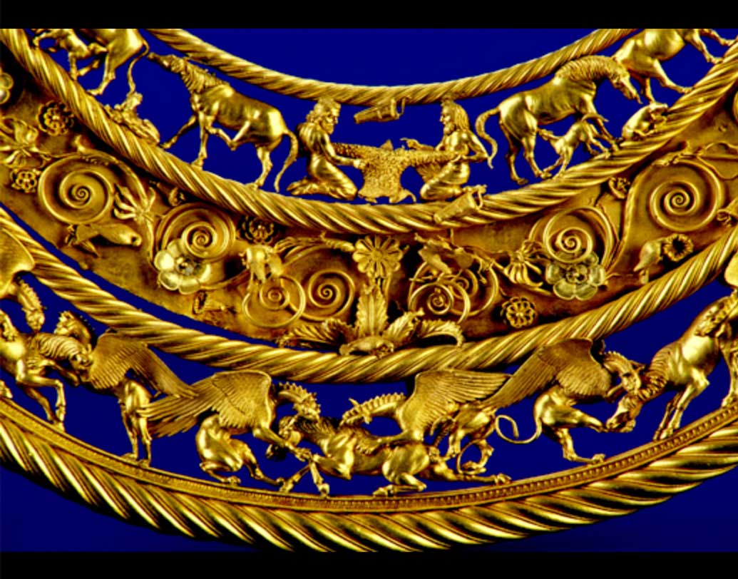 ১৯৭১ সালে বর্তমান ইউক্রেনের কুরগানের একটি সমাধিস্থলে তোভস্তা মোজিলা গুহা থেকে এটি আবিষ্কৃত হয়েছিল। ২৪ ক্যারাট সোনার এই হারটির ব্যাস প্রায় ৩০.৬ সেমি। লম্বায় প্রায় ২০ মিটার।