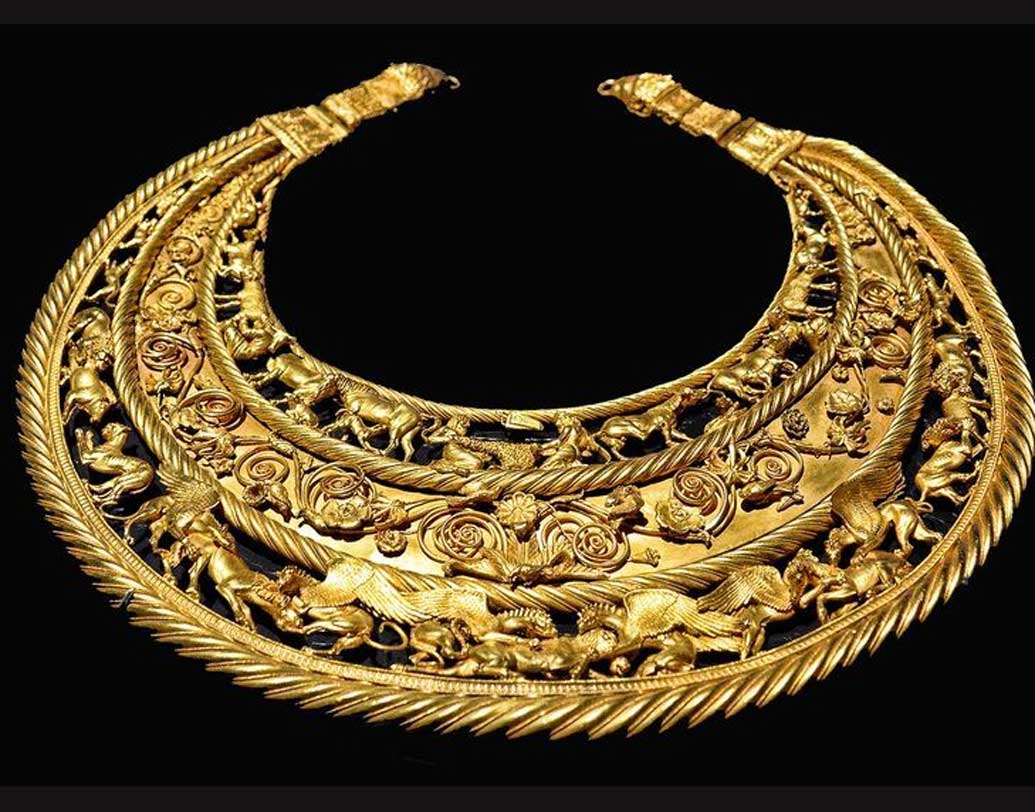 হারটির ওজন প্রায় ১.১৫ কিলোগ্রাম। অর্ধচন্দ্রকার এই হারটি তিনটি ভাগে ভাগ করলে একটা গোটা জাতির বেশ কিছু কথা জানা যেতে পারে। কেউ ভেড়ার দুধ দোয়াচ্ছেন, কেউ বা বুনছেন পশম। এমনই নকশা রয়েছে নেকলেসটিতে।