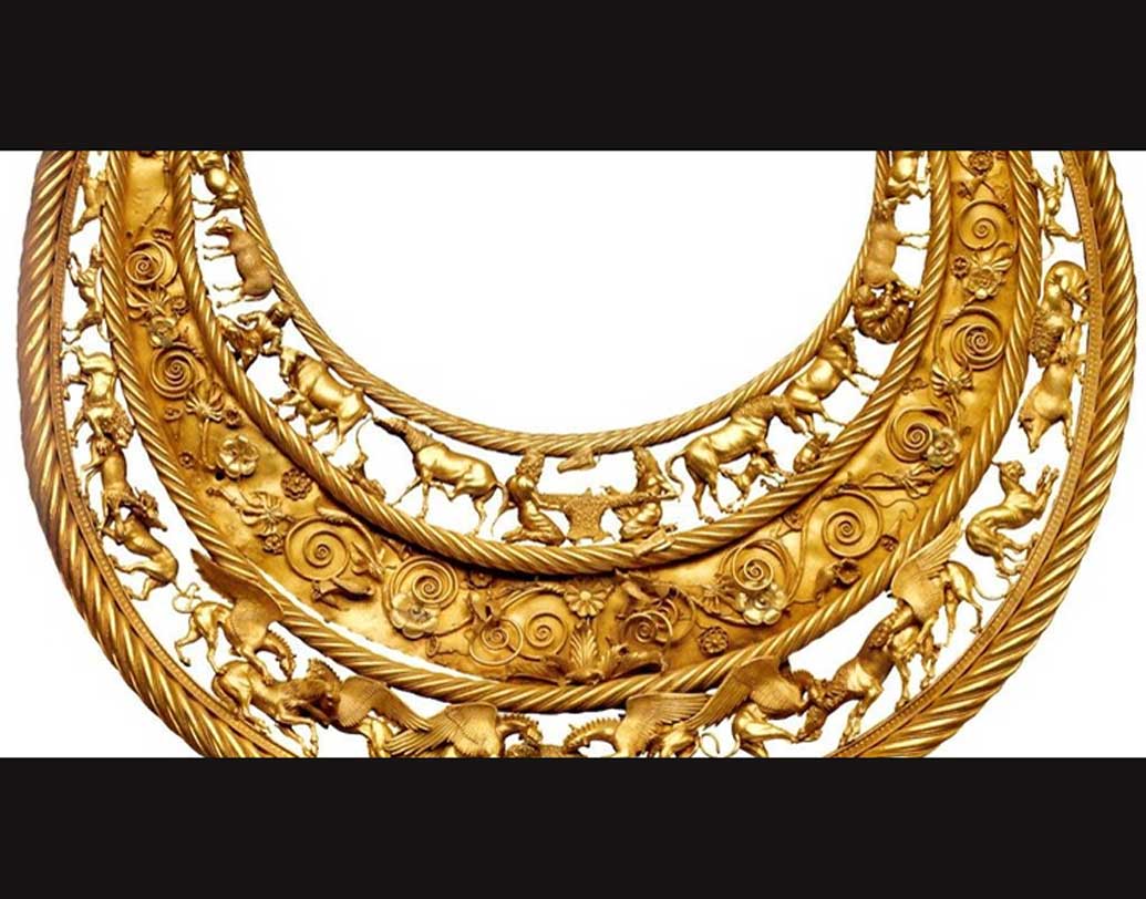 সাইথিয়ান সভ্যতার এই ব্রেস্টপ্লেটের মাঝের অংশটি দেখে বোঝা যায়, ইউরেশীয় নোমাড এই আদিবাসীদের সঙ্গে প্রকৃতির গভীর সম্পর্ক ছিল।