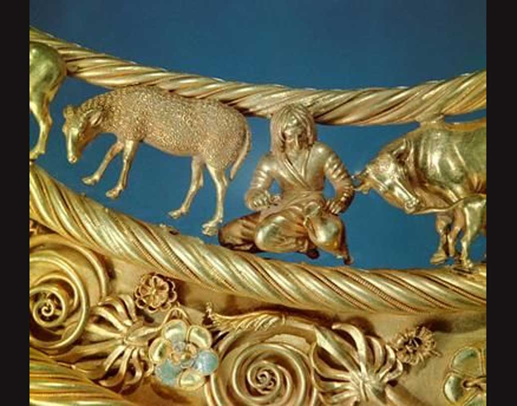 বর্তমান দক্ষিণ সাইবেরিয়ায় ৯০০ থেকে ২০০ খ্রিস্টপূর্বাব্দে এই সাইথিয়ান সভ্যতা বিকশিত হয়েছিল। ইতিহাসবিদদের মতে, চতুর্থ শতকের মধ্যভাগে কোনও এক রাজার গহনা ছিল এটি। কারণ একমাত্র রাজার ক্ষেত্রেই হার এত দীর্ঘ হত। মৃত্যুর সময় মূল্যবান সামগ্রীর সঙ্গে সমাধিস্থ করা হয়েছিল হারটিও।