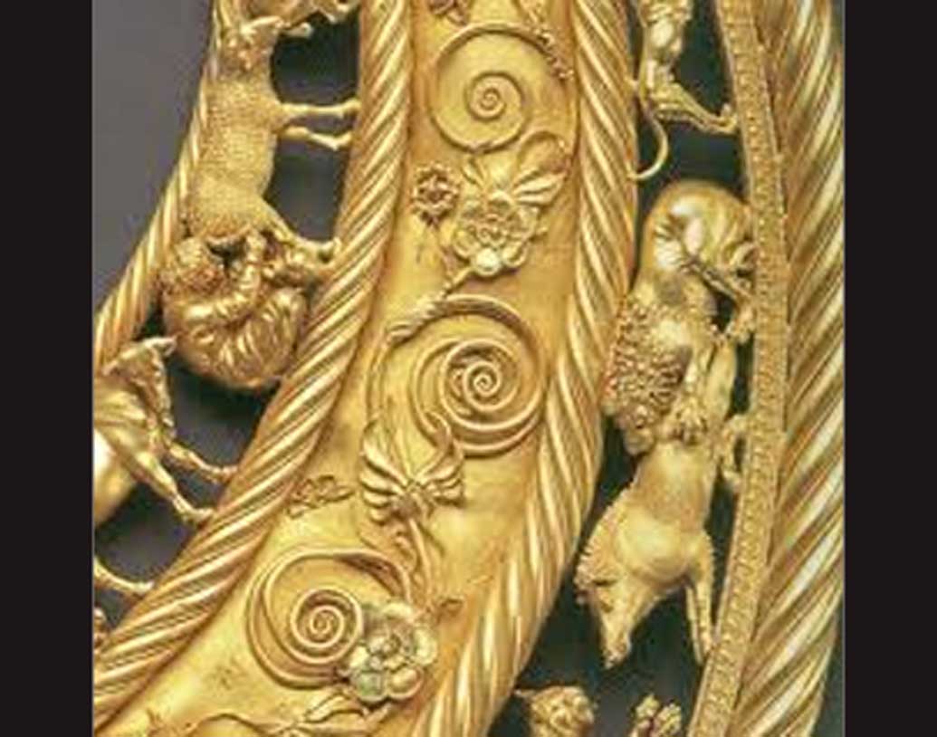 পশুপাখিদের প্রাধান্য রয়েছে এই পাতের নকশায়, রয়েছে ঘোড়ার নকশাও। ফুটে উঠেছে সাইথিয়ানদের জীবনযাত্রার চিত্রও।