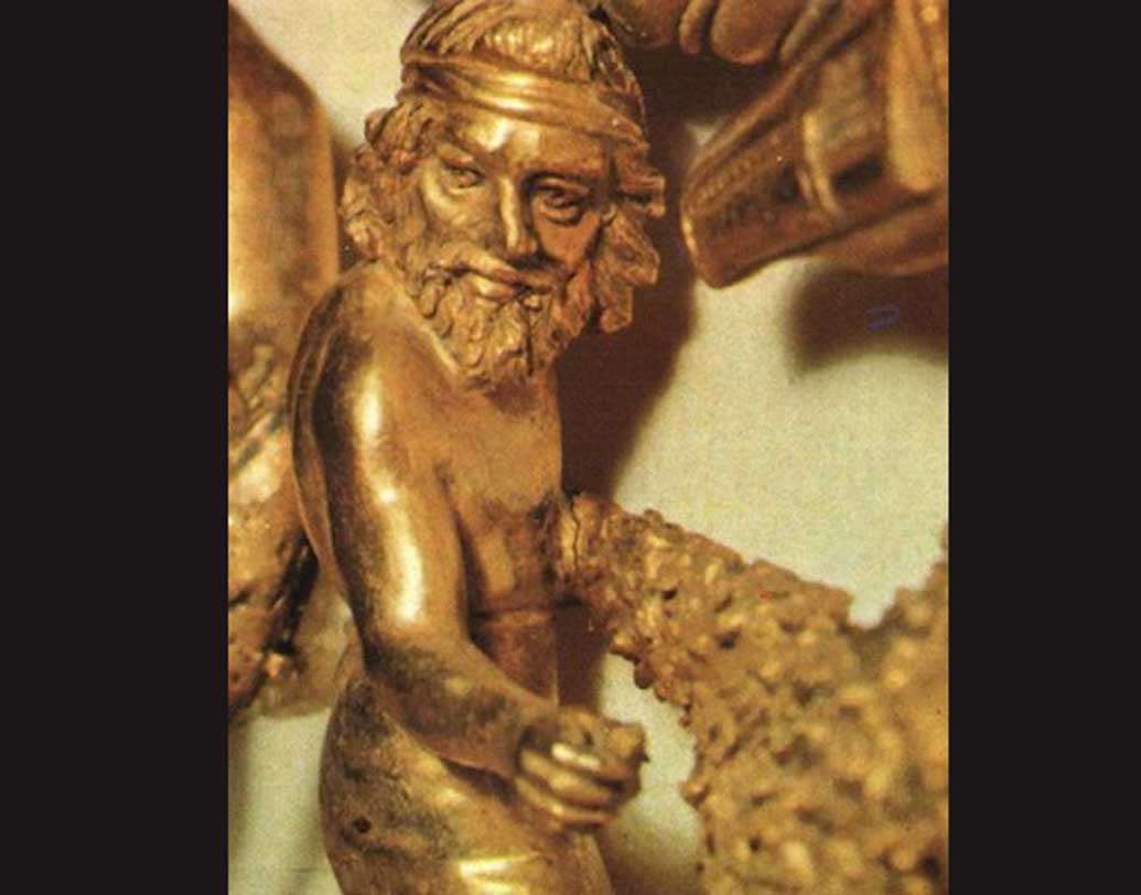 এই হারে দু’জন লম্বা চুল দাড়িওয়ালা মানুষকে দেখা গিয়েছে, পশমের কোট বুনছেন তাঁরা। হাতে রয়েছে তিরও। তবে দু’টি আলাদা সম্প্রদায়ের মানুষ হতে পারেন তাঁরা। নকশায় মিলেছে সেই ইঙ্গিত।