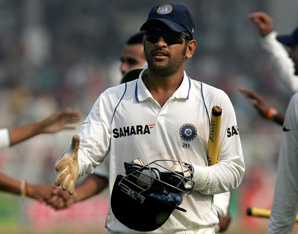 এম এস ধোনি: বিরাটের আগে দলের ব্যাটন ছিল ধোনির হাতে। মিস্টার কুলের নেতৃত্বে বিদেশে ৩০টি টেস্ট খেলেছে ভারত।