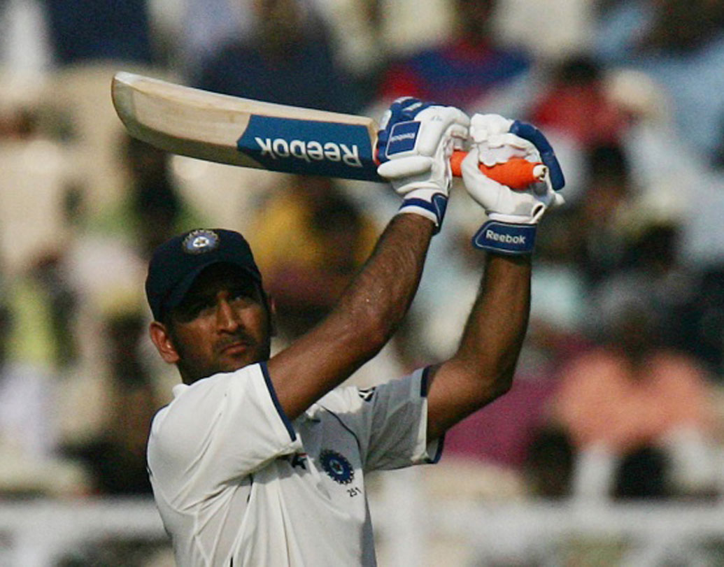 এম এস ধোনি: ধোনির নেতৃত্ব বিদেশের মাটিতে ছয়টি টেস্ট জিতেছে ভারত। শতকরা হিসেব ২০ শতাংশ।