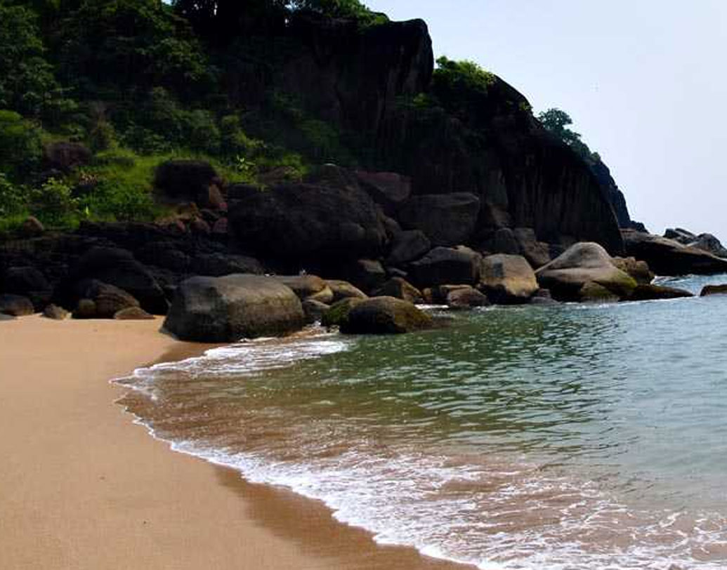 বাটারফ্লাই বিচটি রয়েছে গোয়ার দক্ষিণে। পালোলেম এবং অ্যাগোন্ডা বিচের খুব কাছেই।