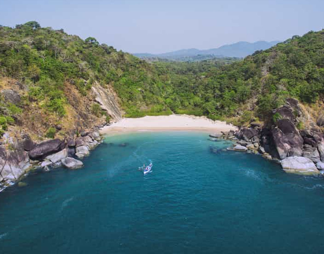 অর্ধগোলাকৃতির এই সৈকতকে দূর থেকে দেখলে কোনও দ্বীপ বলে মনে হবে।