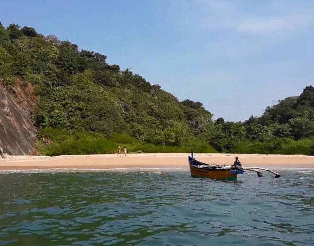 সড়কপথে ওই বিচে যাওয়া সম্ভব নয়। যেতে হলে নৌকা ভাড়া করে যেতে হবে। আর যদি অ্যাডভেঞ্চারের মজা নিতে হয় তা হলে পালোলেম বিচ থেকে জঙ্গলের ভিতর দিয়ে ২ ঘণ্টা হেঁটে যেতে হবে।