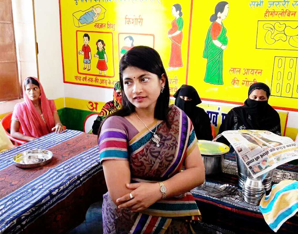 দুর্নীতির বিরুদ্ধে তাঁর লড়াই মানুষের কাছে পৌঁছে দিতে তিনি একটি এজেন্সিকে দিয়ে ভিডিয়োও বানাতেন। কনস্ট্রাকশন বিল্ডিংয়ের কাজ ঠিক করে হচ্ছে কি না, রাস্তা পুনর্নিমাণে কোনও ফাঁক থাকছে কি না— এই সব তিনি খতিয়ে দেখতেন। ভুলচুক দেখলে সেখানে ‘লেডি দাবাং’-এর মতোই অ্যাকশন নিতেন বি চন্দ্রকলা।